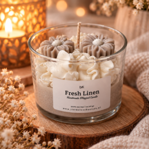 gezellige fresh linen kaars met bloemen